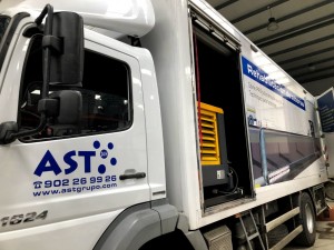 Equipo de AST Grupo introduciendo una manga CIPP en una tubería