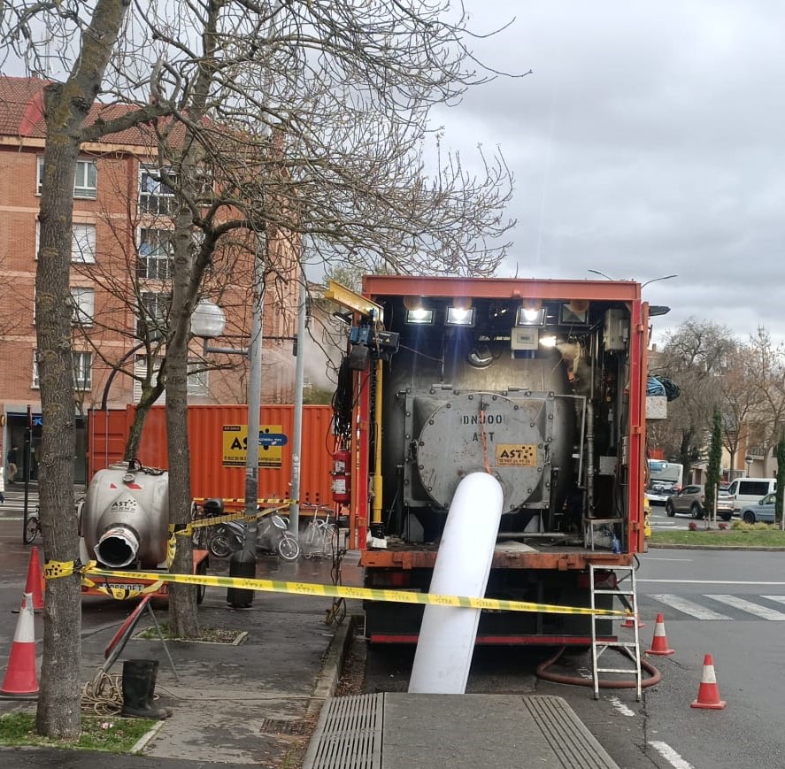 Equipo de instalación con manga CIPP DN 300 dirigida hacia el acceso al colector en Ferrol